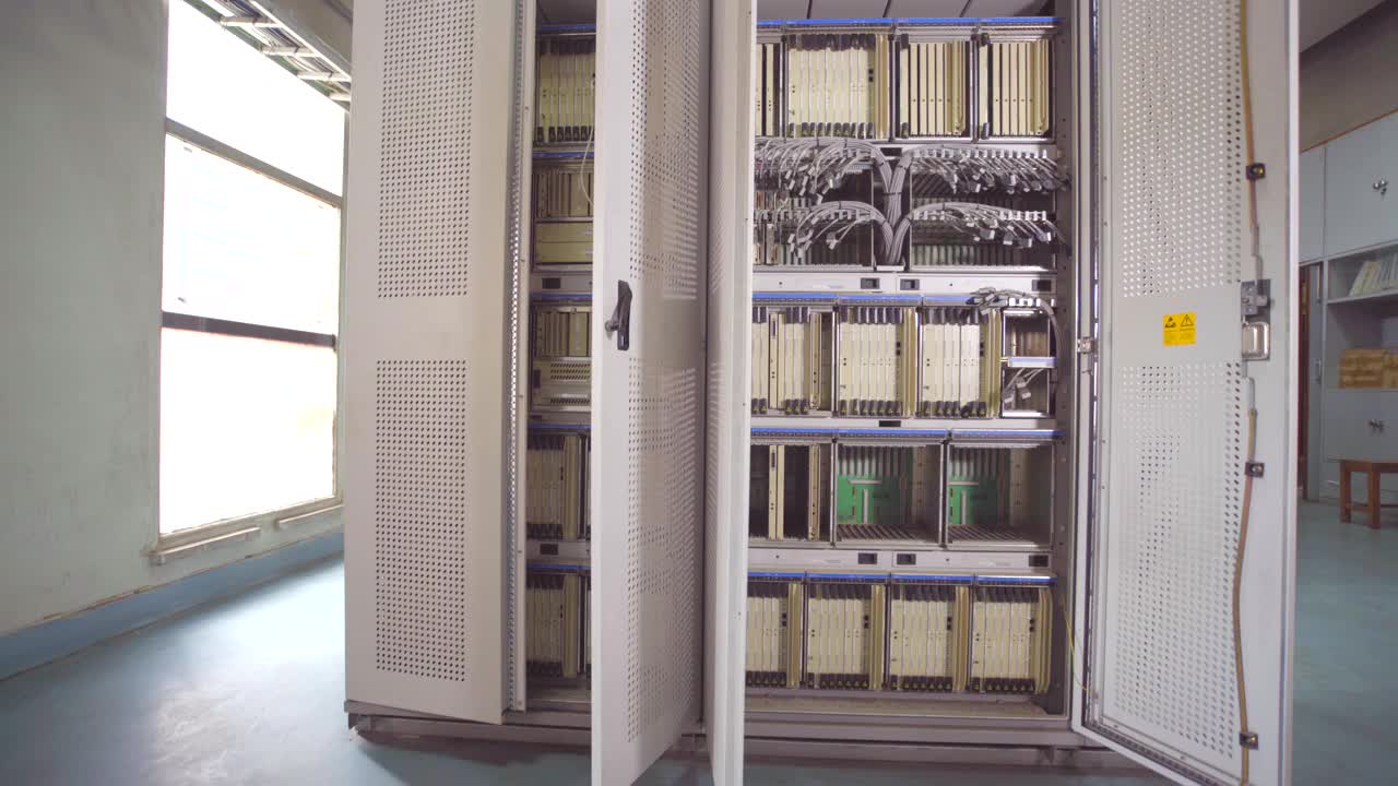 旧数据中心服务器室视频下载