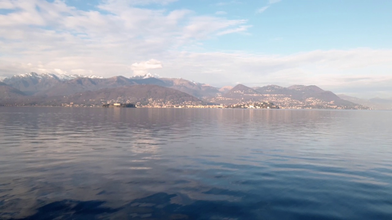 低角度平移马焦雷湖和阿尔卑斯山全景景观。意大利视频素材