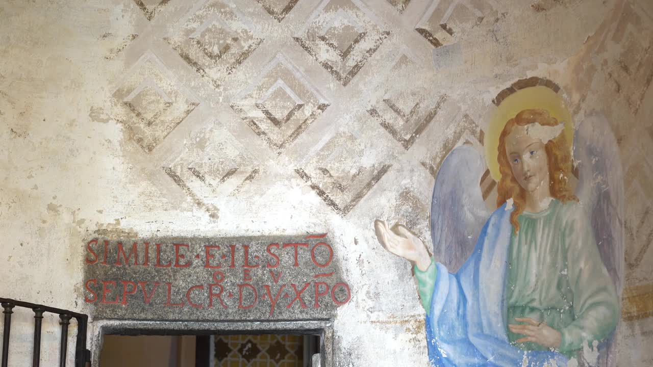进入瓦拉洛圣山圣墓内部的门槛，这是一个基督教虔诚的综合体，是联合国教科文组织在意大利的世界遗产。缩小4k镜头视频素材