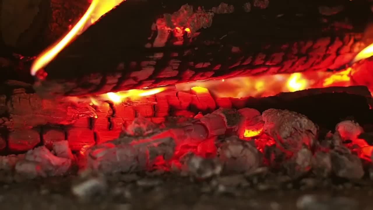 烧烤用的木火，火焰的温暖视频素材