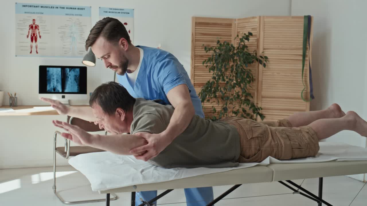 理疗师向病人展示手部练习视频下载