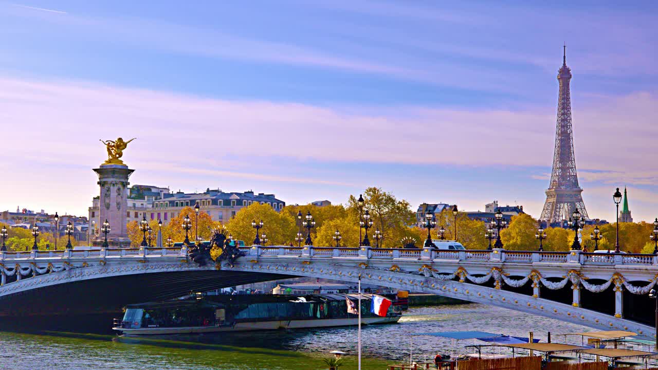 巴黎的象征。亚历山大三世桥和埃菲尔铁塔视频素材