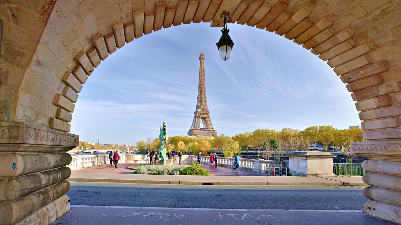 巴黎的早晨。埃菲尔铁塔的创意景观视频下载