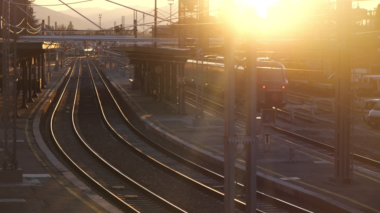 火车站在日落背光与阳光视频视频下载