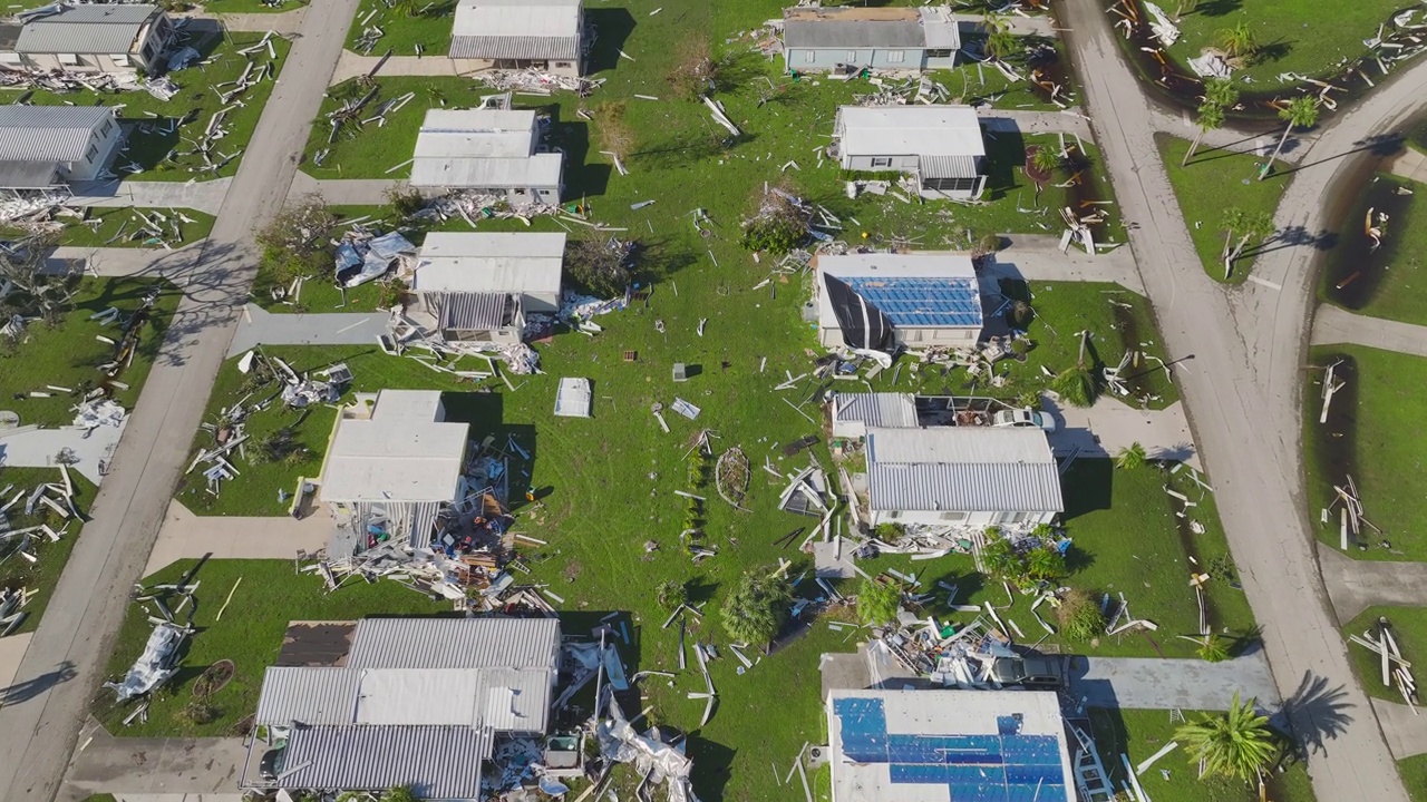 被飓风“伊恩”严重破坏的佛罗里达移动住宅地区的房屋。自然灾害的后果视频素材