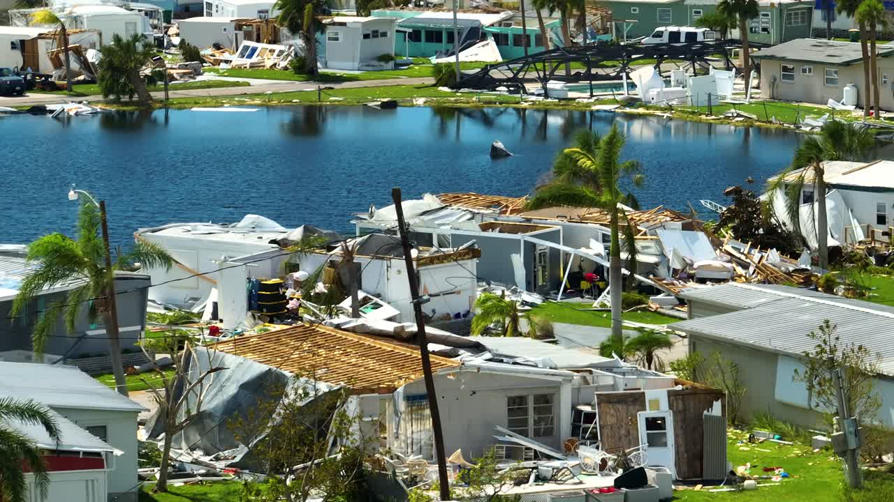 被飓风“伊恩”严重破坏的佛罗里达移动住宅地区的房屋。自然灾害的后果视频素材