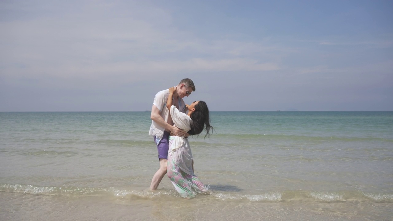 在海滩度假的幸福夫妇。视频素材