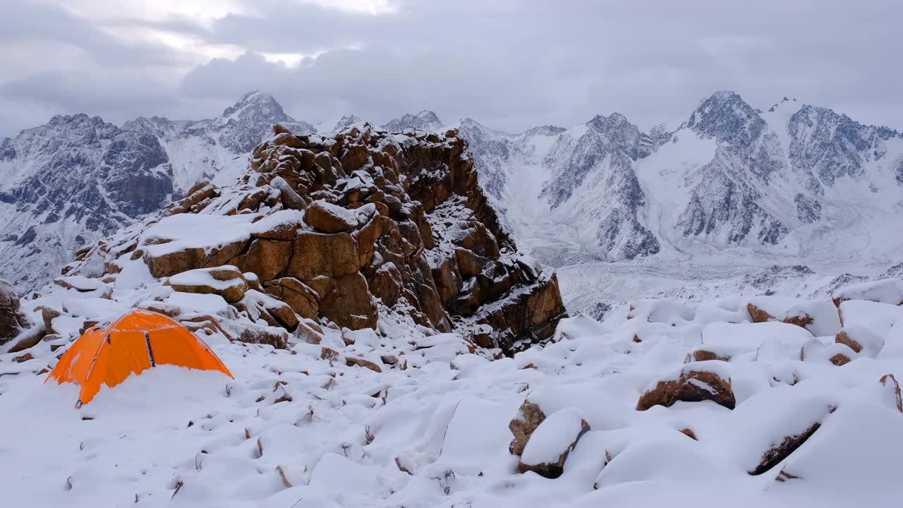 雪景帐篷营地全景视频素材