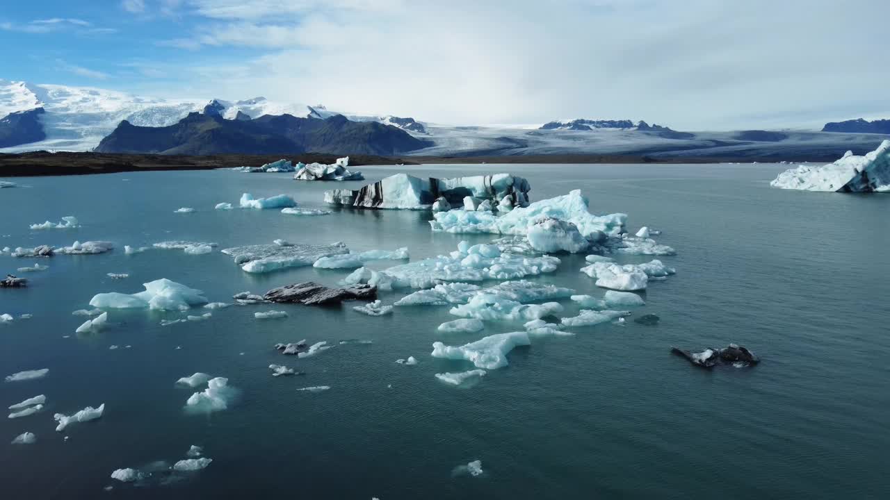 天然冰山融化在蓝色冰川泻湖与纯净的水冰岛美丽的户外景观4k视频下载