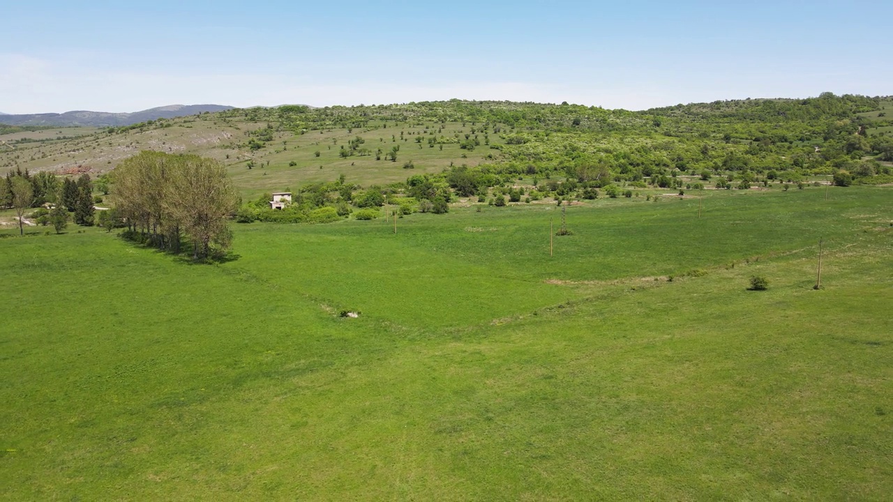 保加利亚戈德赫镇附近农村土地的春季鸟瞰图视频素材