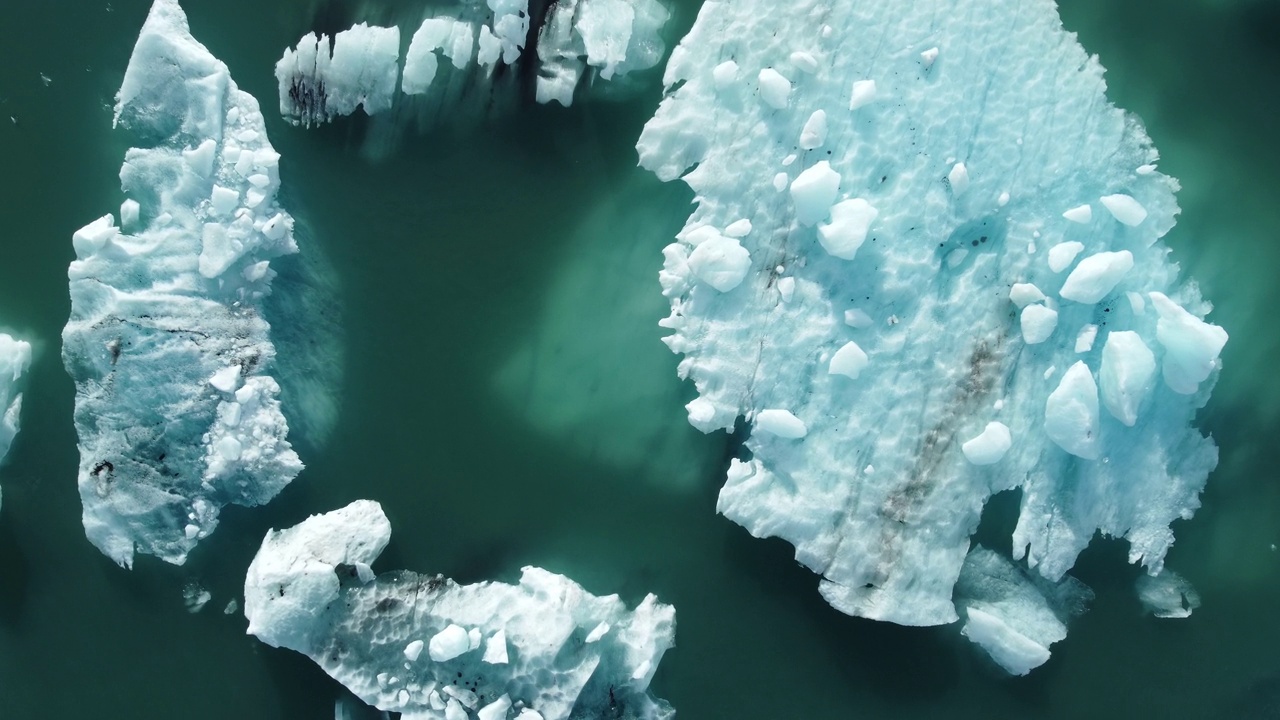冰川泻湖纯蓝色冰山，海水融冰，生态洁净，鸟瞰景观视频下载
