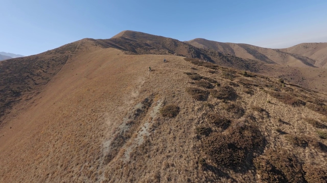 情侣山地摩托车石峰上坡极限运动休闲活动空中全景观视频下载