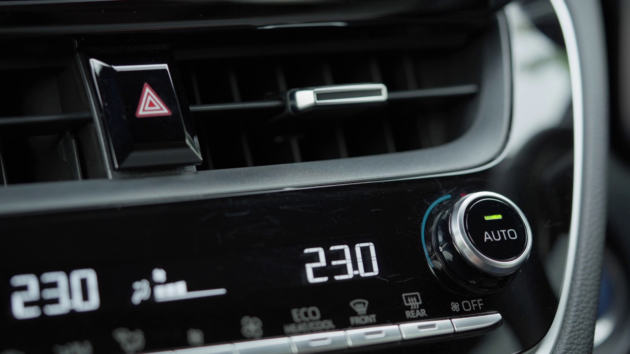 特写车辆仪表盘汽车空调控制器温度调节在黑色用手调节或转动视频素材