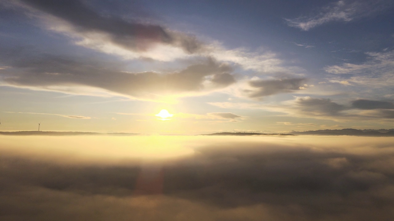 日出时令人惊叹的云图。无人机在阳光下的云层上飞行视频素材