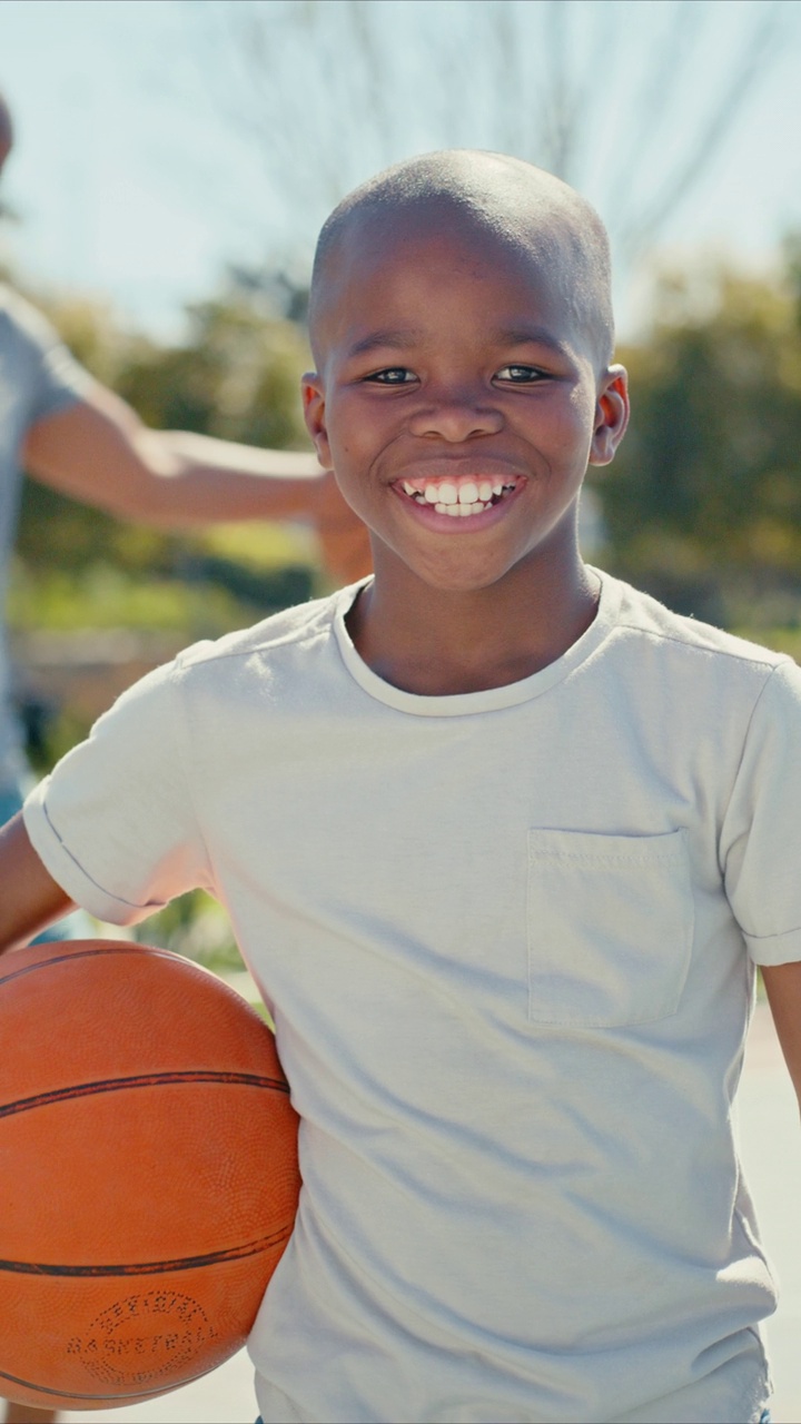画像，孩子和篮球与一个男孩准备在篮球场上玩耍和学习在夏天。孩子，快乐和活跃或运动的小男孩在比赛前拿着一个篮球视频素材