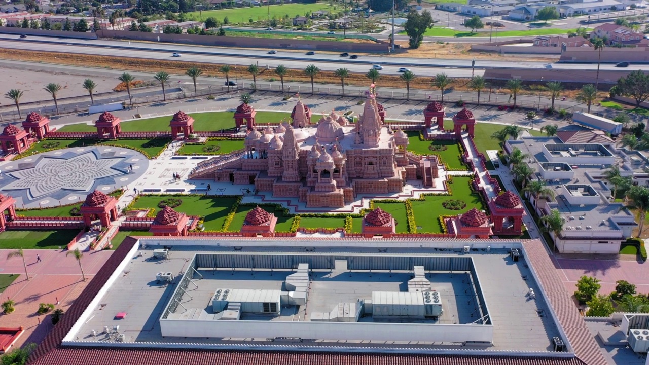 加利福尼亚州奇诺山BAPS Shri Swaminarayan Mandir的无人机拍摄视频下载