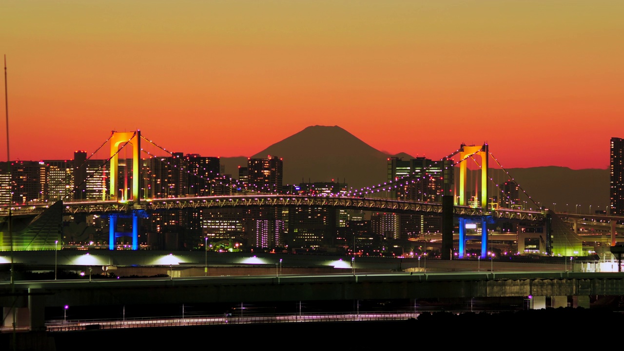 东京彩虹桥的年终照明和富士山的夜景视频下载