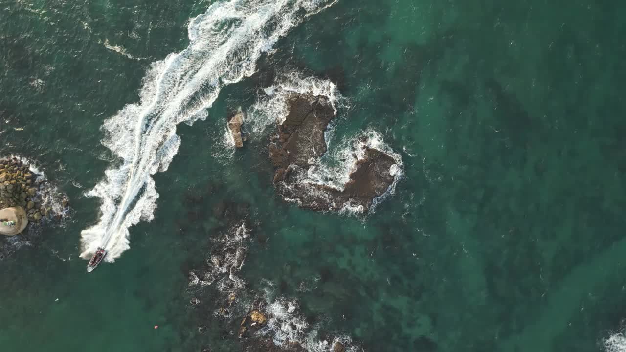 以色列特拉维夫，雅法海岸附近的仙女座岩石航拍视频素材