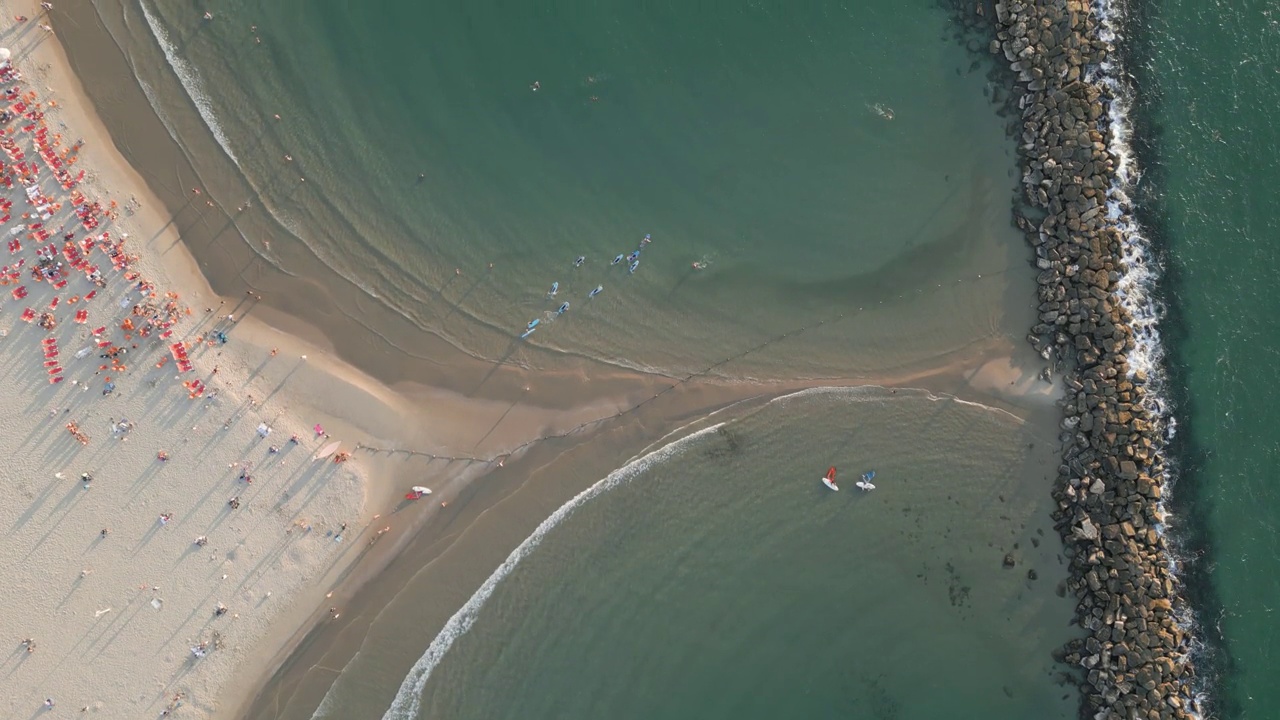以色列特拉维夫海滩的自上而下鸟瞰图视频素材