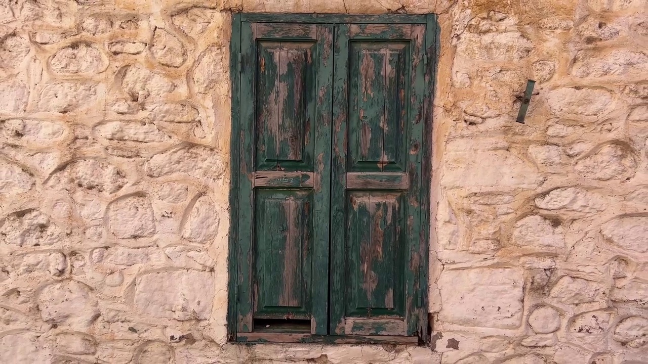 绿色旧木门，房子外视频素材