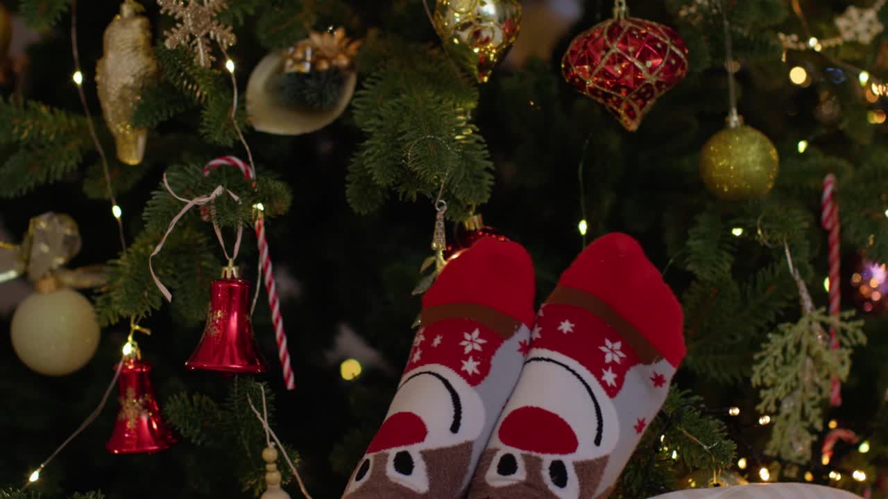 圣诞节滑稽的袜子跳舞移动附近装饰圣诞树视频下载