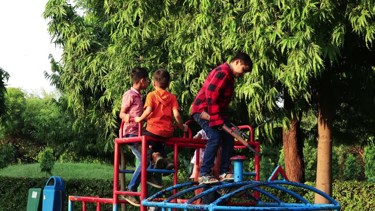 在公园里玩耍的儿童视频肖像视频下载