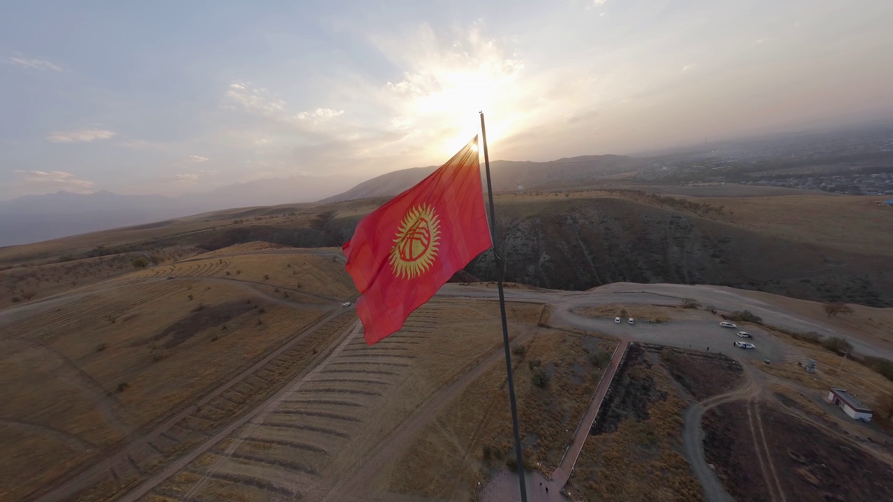 日落时分，沙漠山谷中飘扬的吉尔吉斯斯坦山顶自然风光鸟瞰视频下载