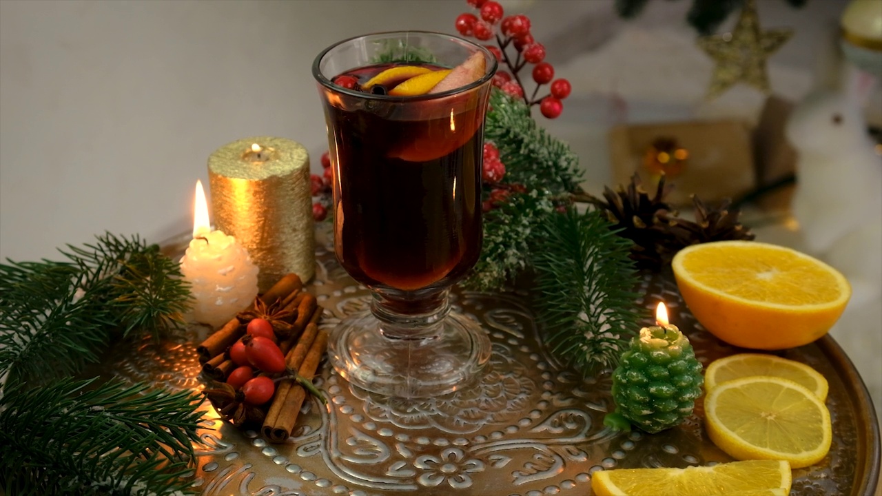 圣诞树的背景是热红酒。有选择性的重点。假期。视频素材