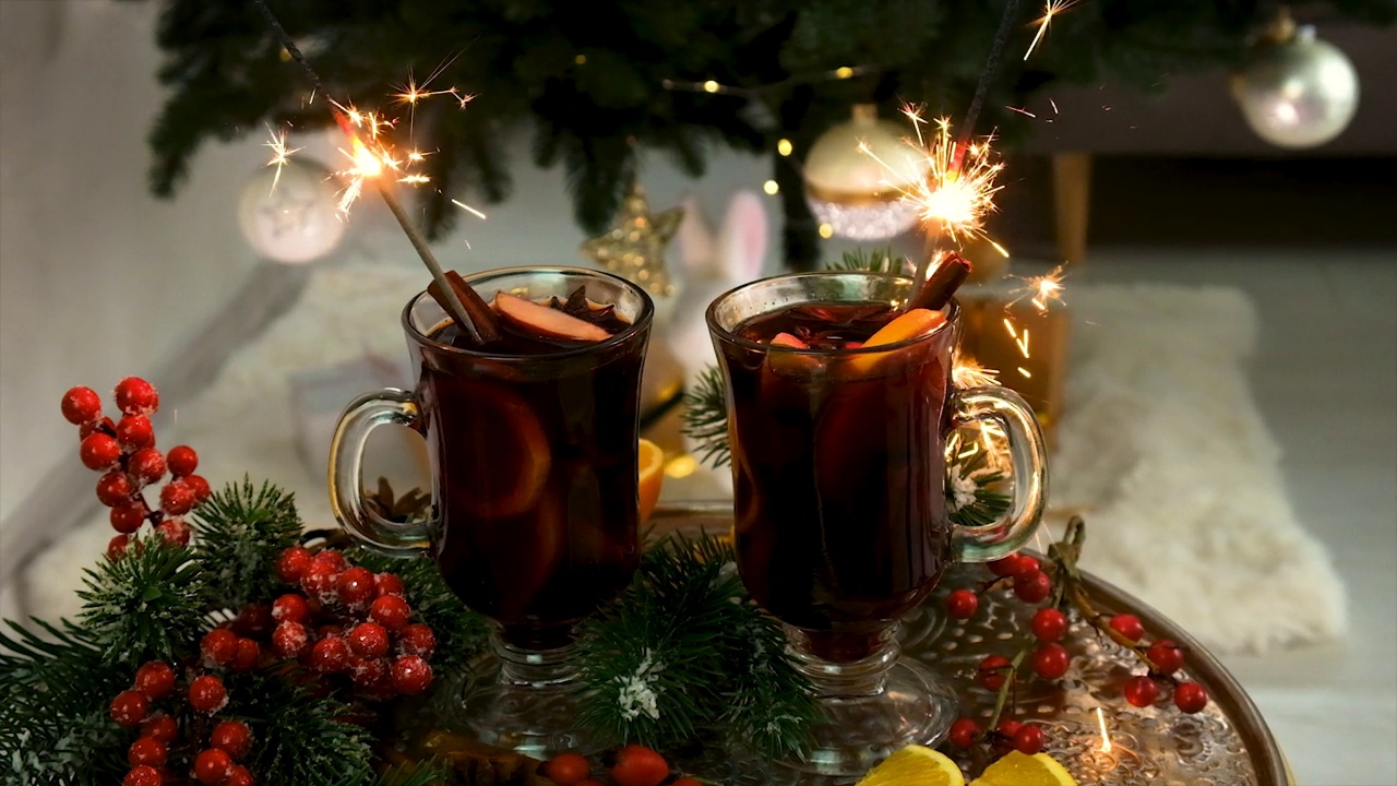 圣诞树的背景是热红酒。有选择性的重点。假期。视频素材