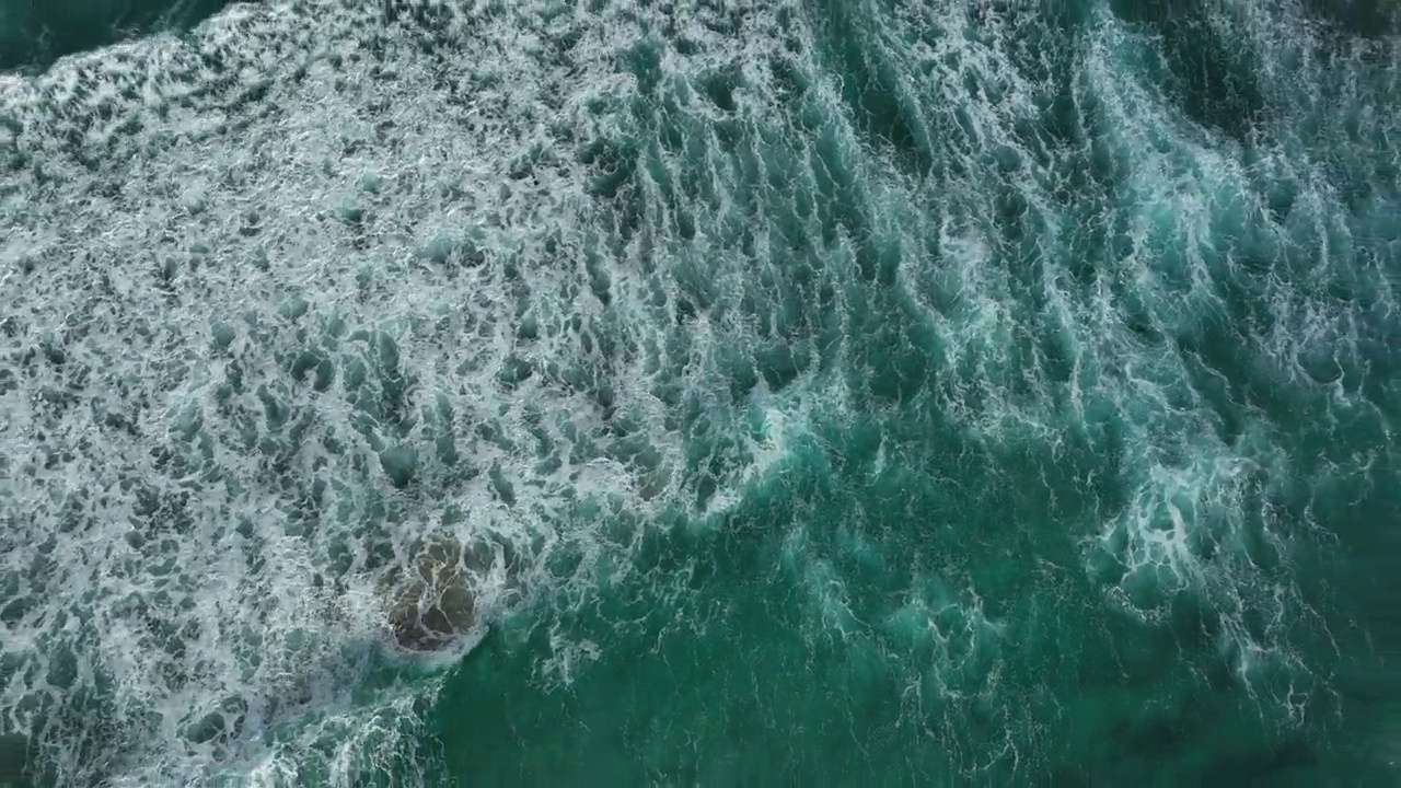翻滚在海岸线上的海浪的Arial视图视频素材