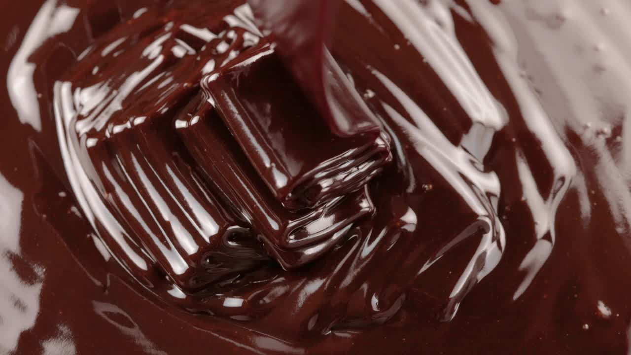 倒融化的巧克力视频素材