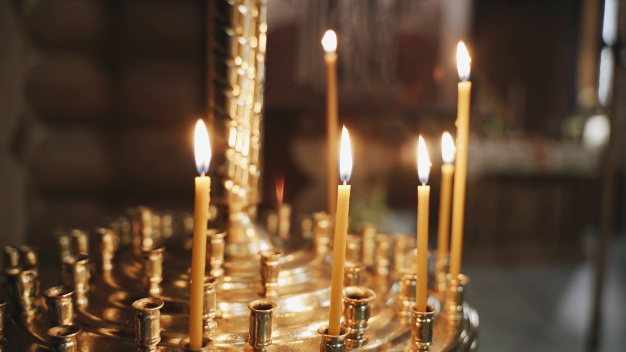 一个基督教堂里点燃的蜡烛特写。视频素材