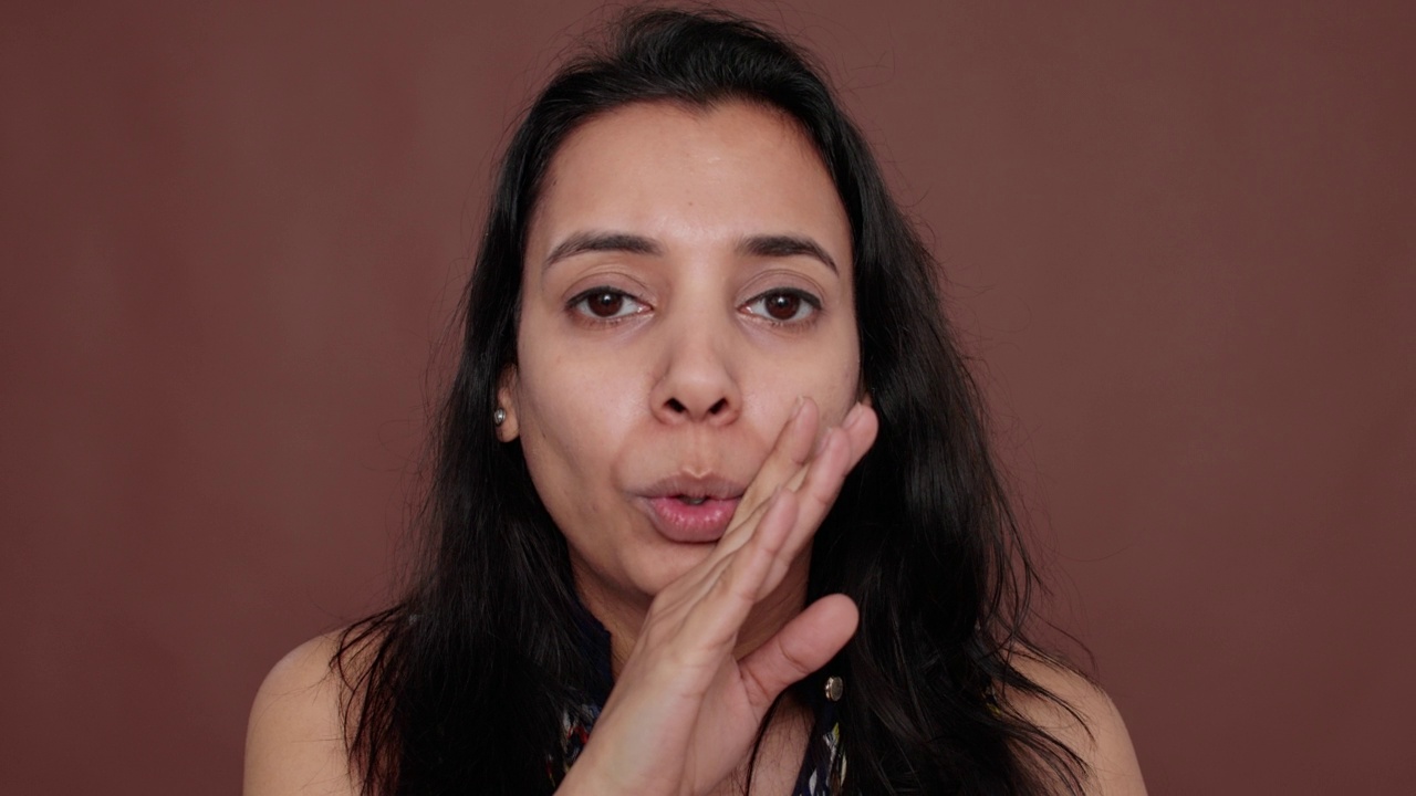 印度妇女在工作室分享偷听到的秘密的肖像视频下载