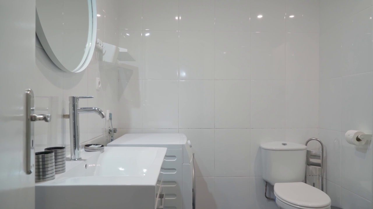 带淋浴的现代化浴室，在一家旅游酒店。前拍摄视频素材