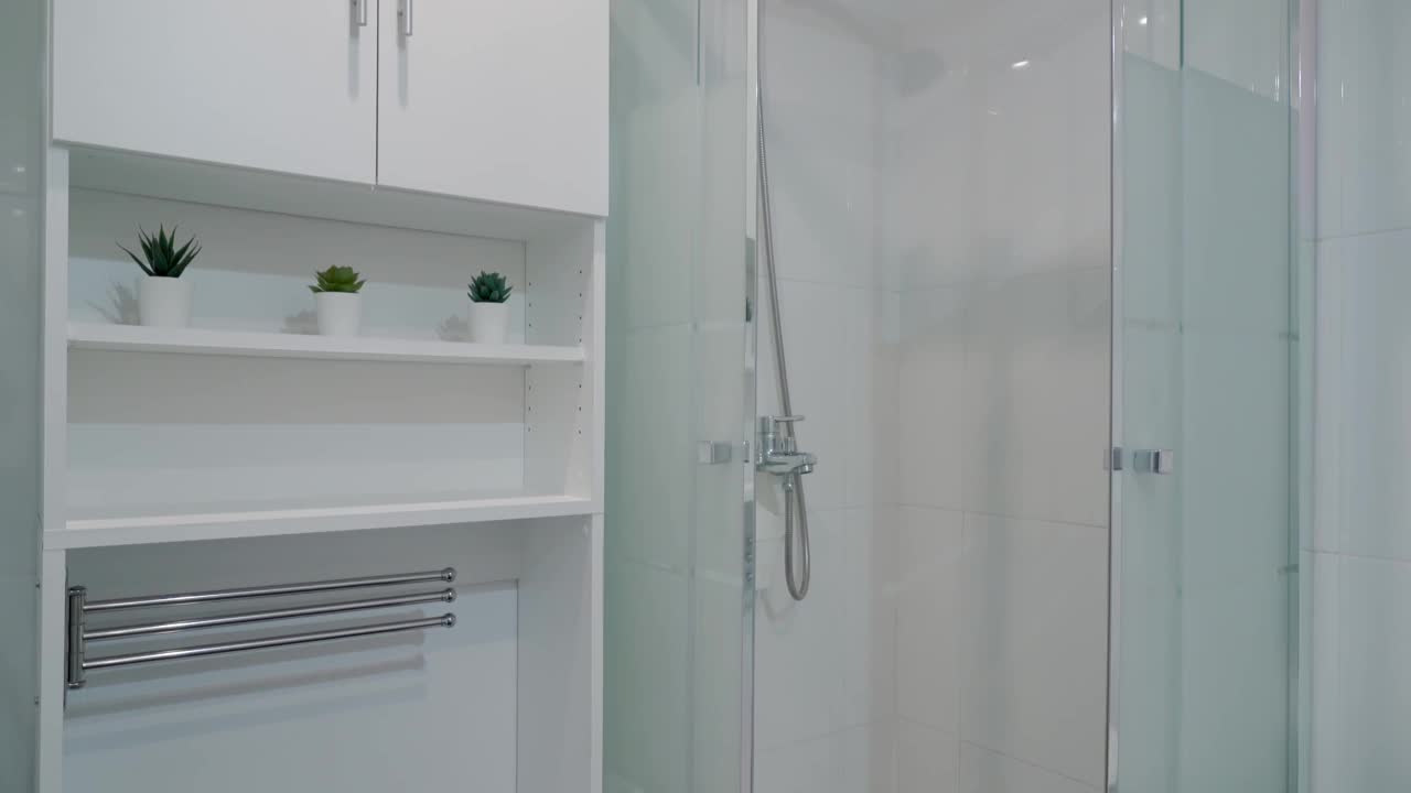 带淋浴的现代化浴室，在一家旅游酒店。从浴室的下往上拍，特写。视频素材