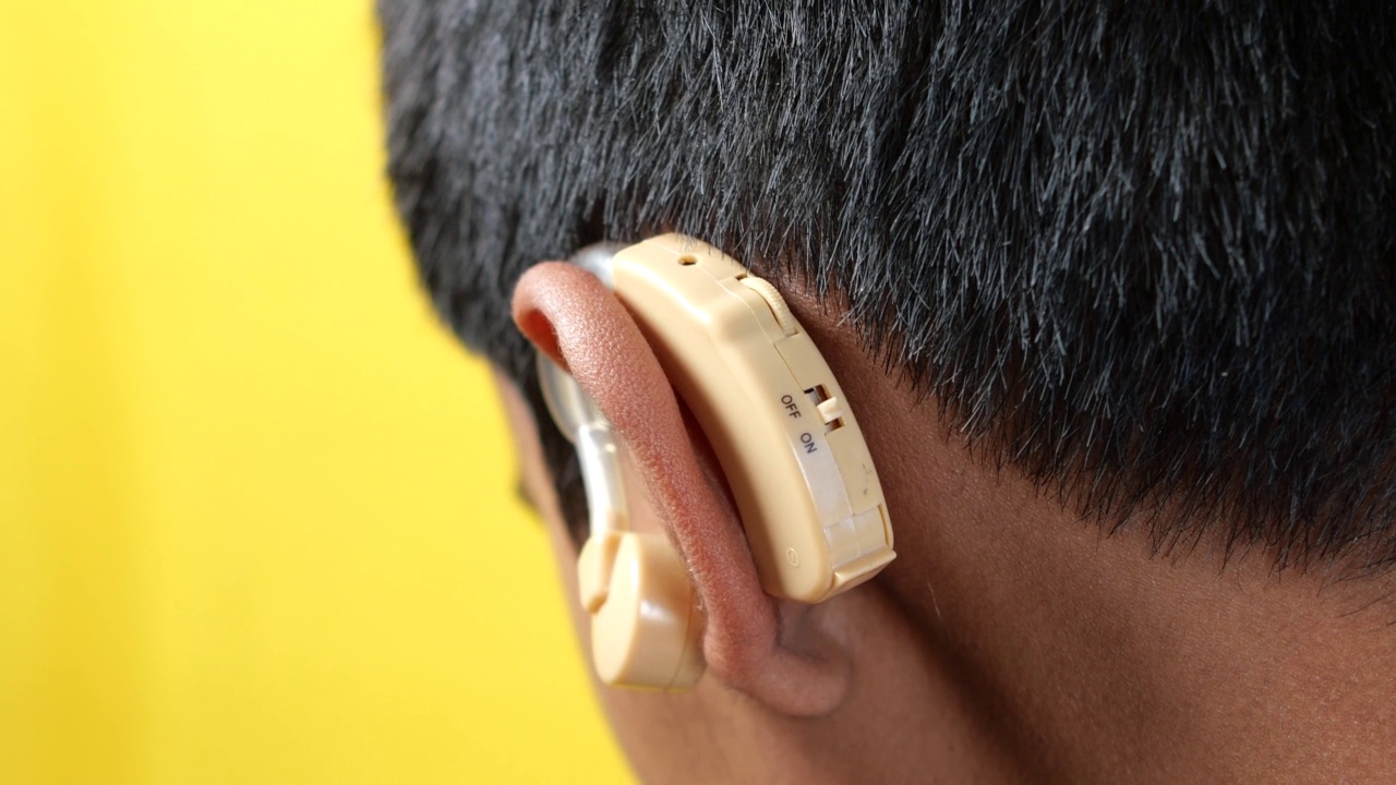 助听器的概念，有听力问题的少年。视频下载