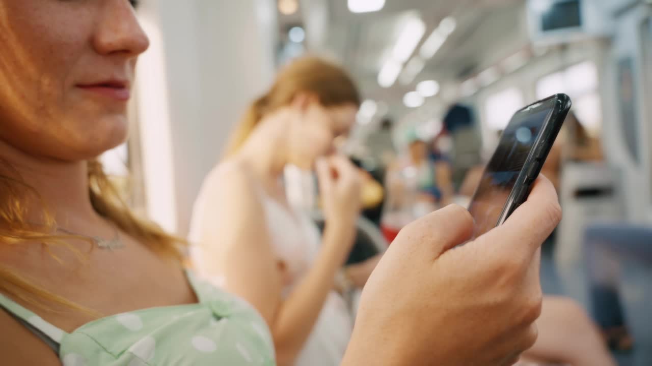 坐火车旅行时，女孩们看着手机笑着视频素材