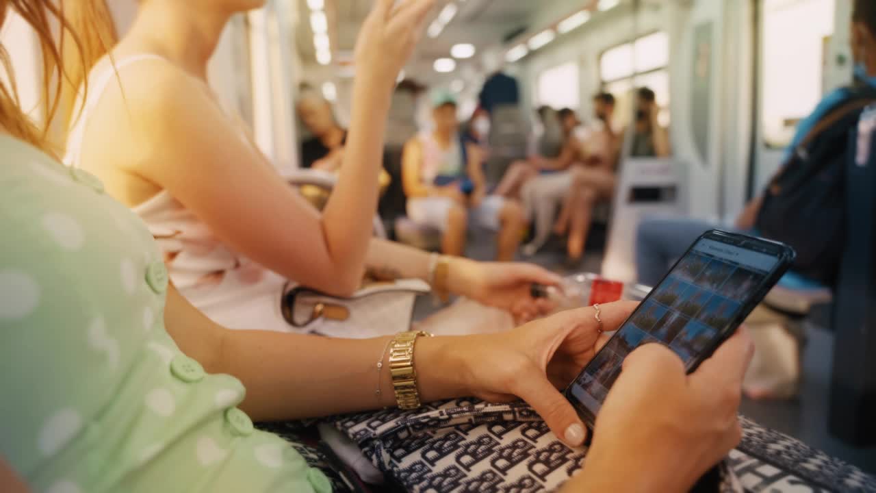 一个女孩在坐火车旅行时浏览她的手机视频素材