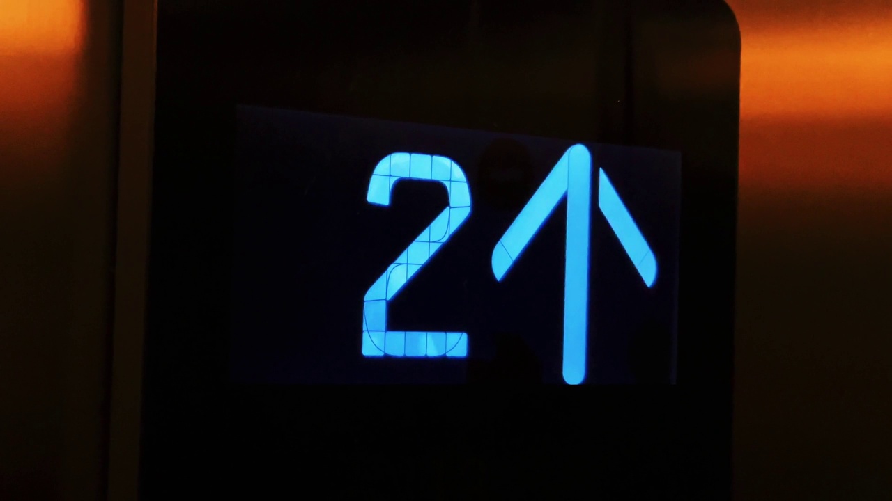 现代电梯屏幕显示箭头从零上升到第二级，城市生活和科技视频下载