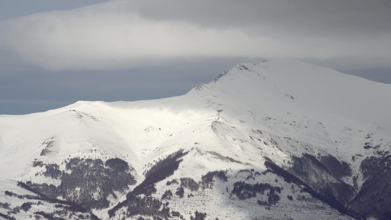 积雪覆盖的山脉景观和阳光在雪峰上的照耀和反射视频素材