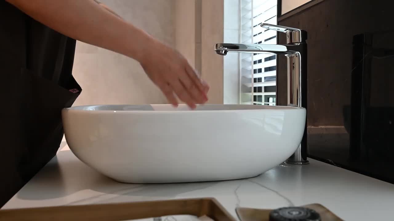 一个女人正在浴室里洗手视频下载