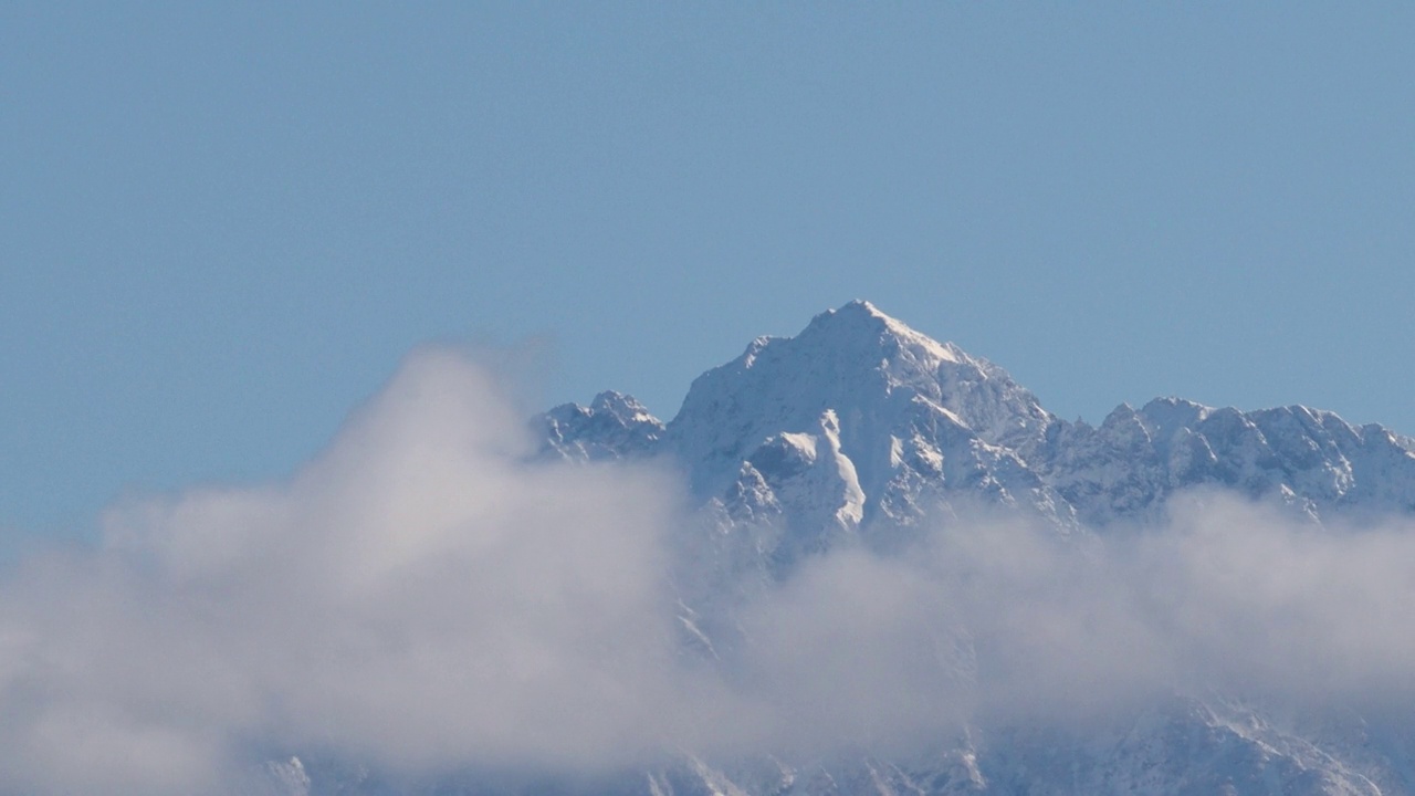 以6.7倍的速度，从日本北部阿尔卑斯山的雪山上飘来的云团视频下载