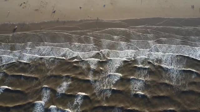 海浪覆盖沙滩的鸟瞰图视频下载