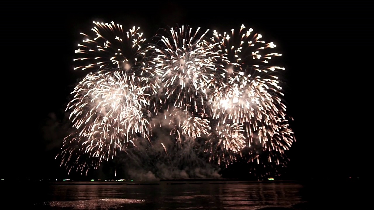 美丽多彩的烟火表演在晚上庆祝节日视频下载