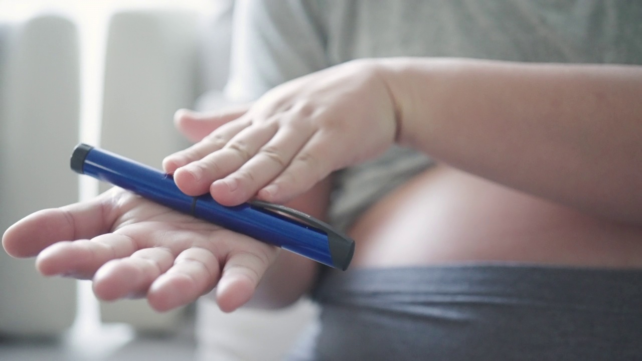 孕妇在家用注射器注射胰岛素视频下载