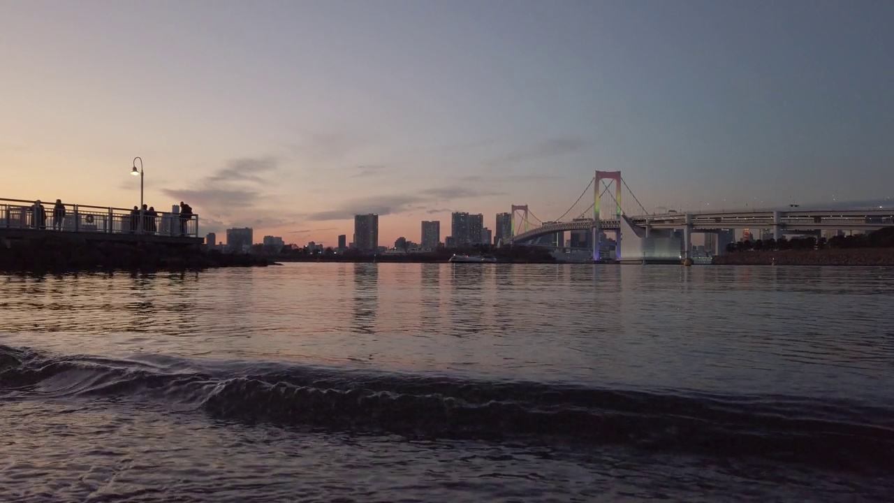 日落天空景观的观点在东京湾地区彩虹桥和东京市在日本的背景视频下载