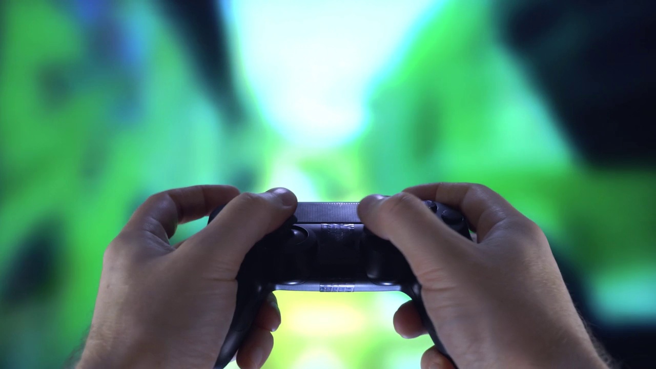 手用控制器玩电子游戏的特写镜头。视频素材