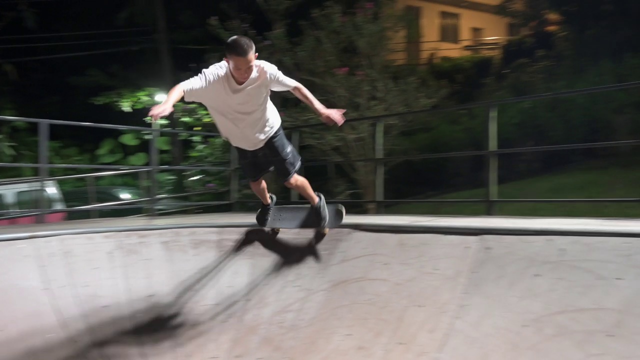 年轻的男性溜冰者在滑板公园视频下载
