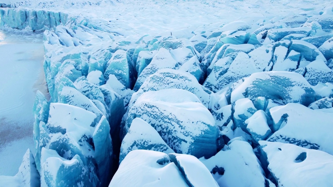 冰岛美丽的冰川近距离鸟瞰图。自然界中有大量的冰，生态和全球变暖的概念视频下载