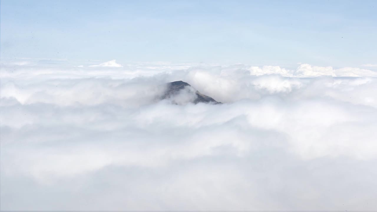 移动云和山峰的全景视频下载